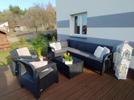 Duży narożnik na taras ze stolikiem skrzynią oraz fotelami