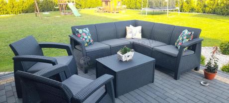 Duży narożnik na taras ze stolikiem skrzynią oraz fotelami