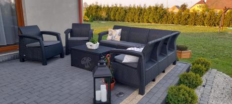 Duży narożnik na taras ze stolikiem skrzynią oraz fotelami