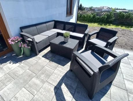 Duży narożnik na taras ze stolikiem skrzynią oraz fotelami