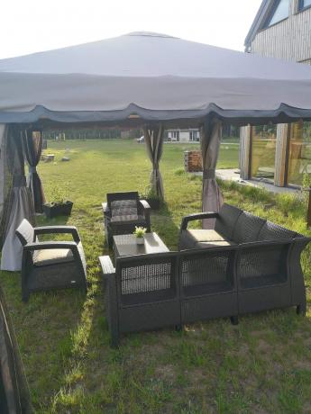 Duży narożnik na taras ze stolikiem skrzynią oraz fotelami