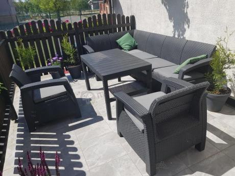 Duży narożnik na taras ze stolikiem skrzynią oraz fotelami