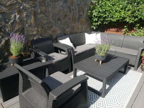 Duży narożnik na taras ze stolikiem skrzynią oraz fotelami