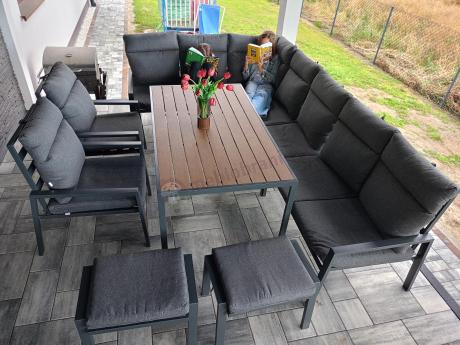 Duży narożnik ogrodowy metalowy 294x184cm Doros Corner XXL z 2 fotelami, 2 pufami i stołem 160cm - Polywood Dark Grey