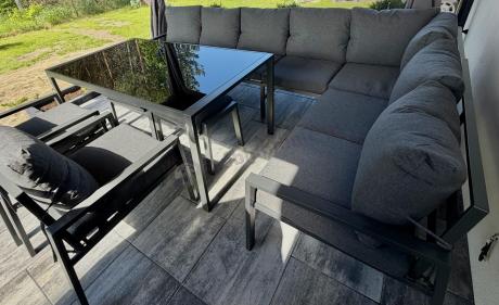 Duży narożnik ogrodowy metalowy 294x184cm Sodor Corner XXL z 2 fotelami, 2 pufami i stołem 160cm - Dark Grey