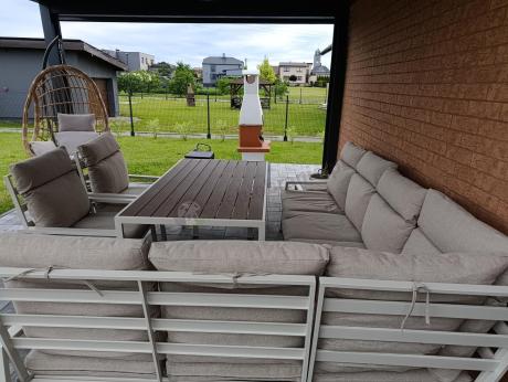 Duży narożnik ogrodowy wysokie oparcia z fotelami, pufami i stołem obiadowym 160cm Doros Corner XL - Polywood Cream