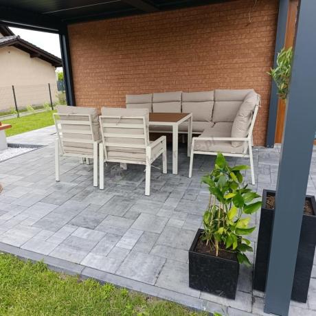 Duży narożnik ogrodowy wysokie oparcia z fotelami, pufami i stołem obiadowym 160cm Doros Corner XL - Polywood Cream