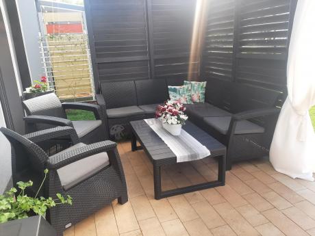 Duży narożnik ogrodowy z podnoszonym stołem