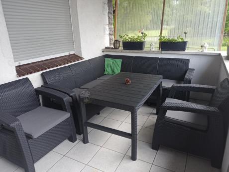 Duży narożnik ogrodowy z podnoszonym stołem