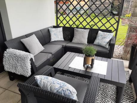 Duży narożnik ogrodowy z podnoszonym stołem