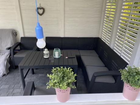 Duży narożnik ogrodowy z podnoszonym stołem