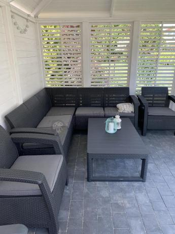 Duży narożnik ogrodowy z podnoszonym stołem