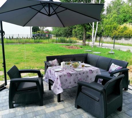 Duży narożnik ogrodowy z podnoszonym stołem