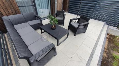 Duży narożnik ogrodowy z podnoszonym stołem