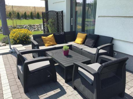 Duży narożnik ogrodowy z podnoszonym stołem