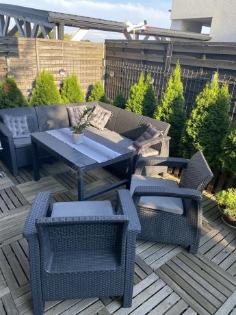 Duży narożnik ogrodowy z podnoszonym stołem