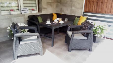 Duży narożnik ogrodowy z podnoszonym stołem