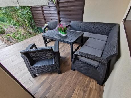 Duży narożnik ogrodowy z podnoszonym stołem