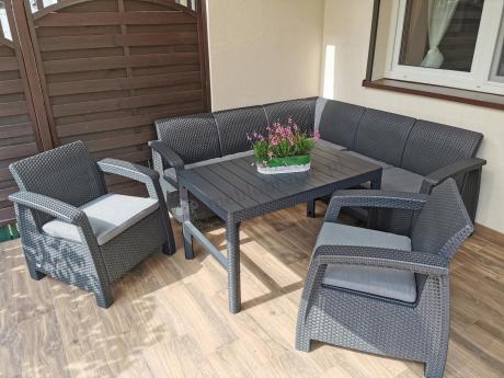 Duży narożnik ogrodowy z podnoszonym stołem