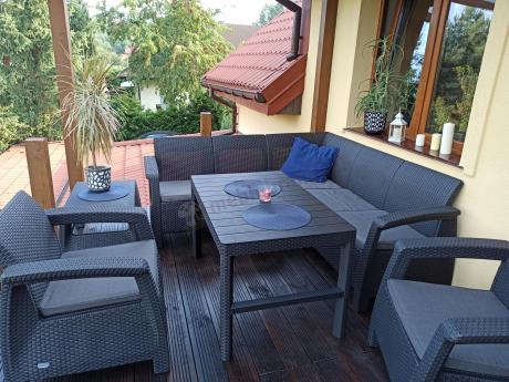 Duży narożnik ogrodowy z podnoszonym stołem