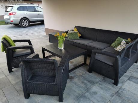 Duży narożnik ogrodowy z podnoszonym stołem