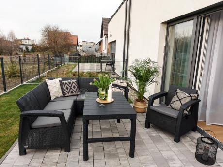 Duży narożnik ogrodowy z podnoszonym stołem