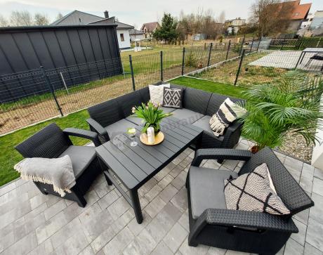 Duży narożnik ogrodowy z podnoszonym stołem