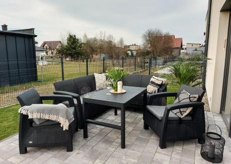 Duży narożnik ogrodowy z podnoszonym stołem