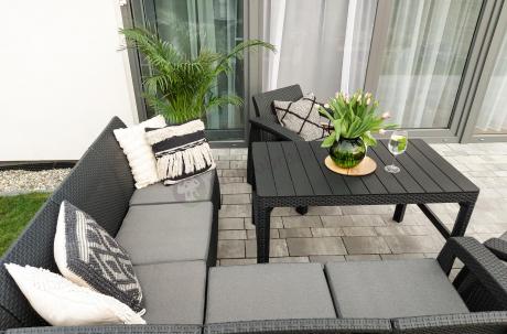 Duży narożnik ogrodowy z podnoszonym stołem