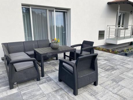 Duży narożnik ogrodowy z podnoszonym stołem