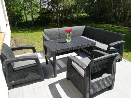 Duży narożnik ogrodowy z podnoszonym stołem