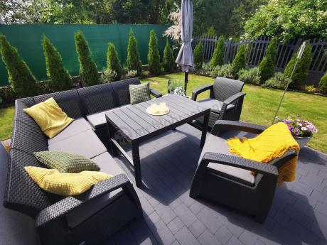 Duży narożnik ogrodowy z podnoszonym stołem