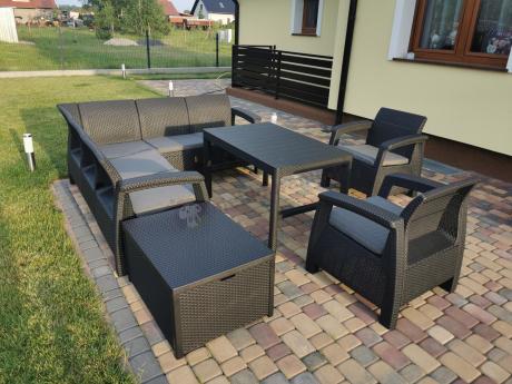 Duży narożnik ogrodowy z podnoszonym stołem