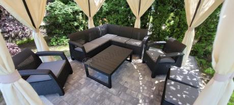 Duży narożnik ogrodowy z podnoszonym stołem