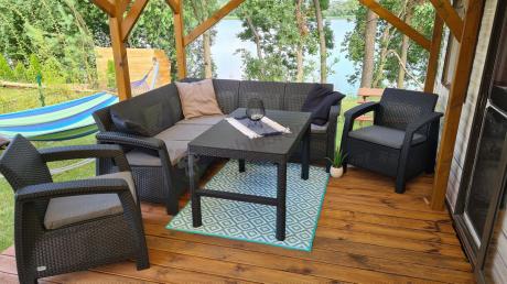 Duży narożnik ogrodowy z podnoszonym stołem