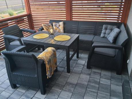 Duży narożnik ogrodowy z podnoszonym stołem