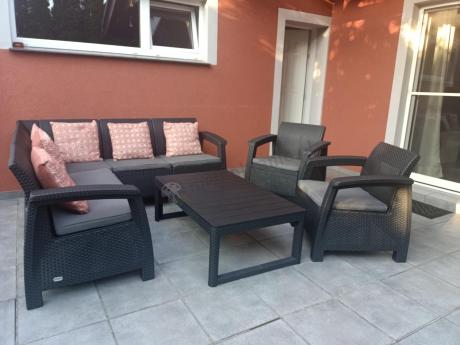 Duży narożnik ogrodowy z podnoszonym stołem