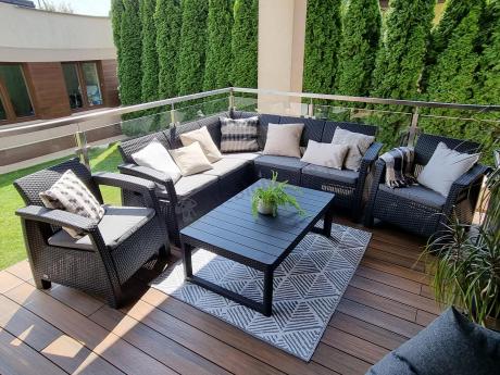 Duży narożnik ogrodowy z podnoszonym stołem