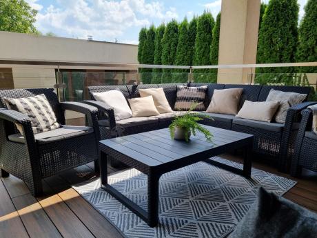 Duży narożnik ogrodowy z podnoszonym stołem