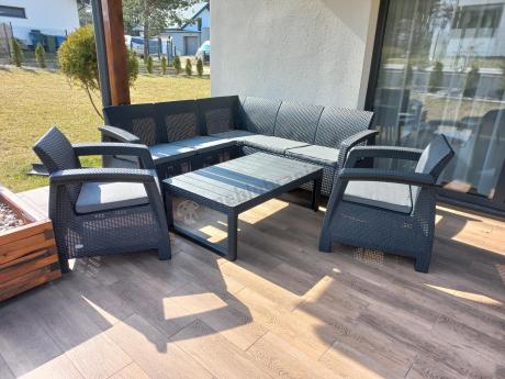 Duży narożnik ogrodowy z podnoszonym stołem