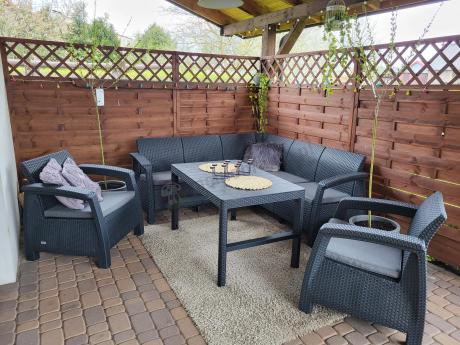 Duży narożnik ogrodowy z podnoszonym stołem