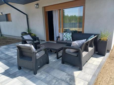 Duży narożnik ogrodowy z podnoszonym stołem