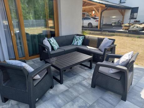 Duży narożnik ogrodowy z podnoszonym stołem