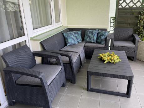 Duży narożnik ogrodowy z podnoszonym stołem