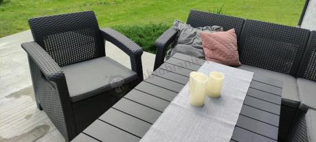 Duży narożnik ogrodowy z podnoszonym stołem