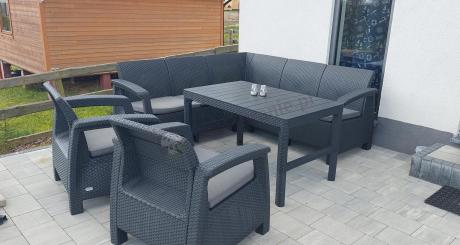 Duży narożnik ogrodowy z podnoszonym stołem