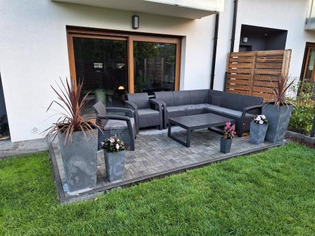 Duży narożnik ogrodowy z podnoszonym stołem