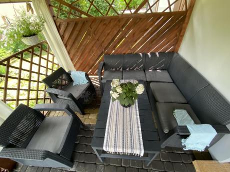 Duży narożnik ogrodowy z podnoszonym stołem