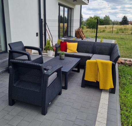 Duży narożnik ogrodowy z podnoszonym stołem