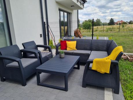 Duży narożnik ogrodowy z podnoszonym stołem
